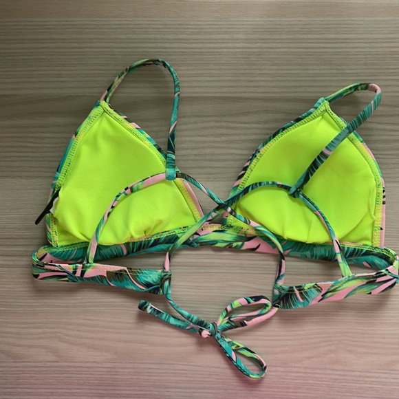 Bikini set too small bottoms large - Picture 2 of 4